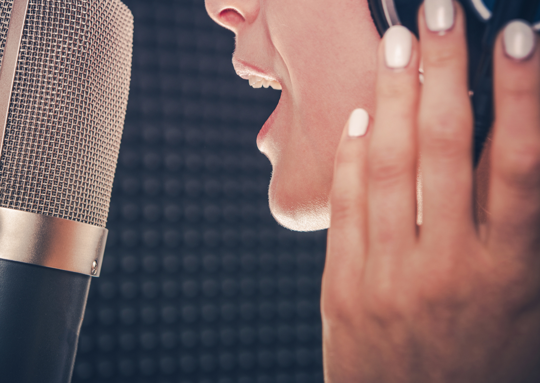 高音で喉が締まる…｜声楽的にラクに出すためのチェックリスト（息・姿勢・母音・舌）